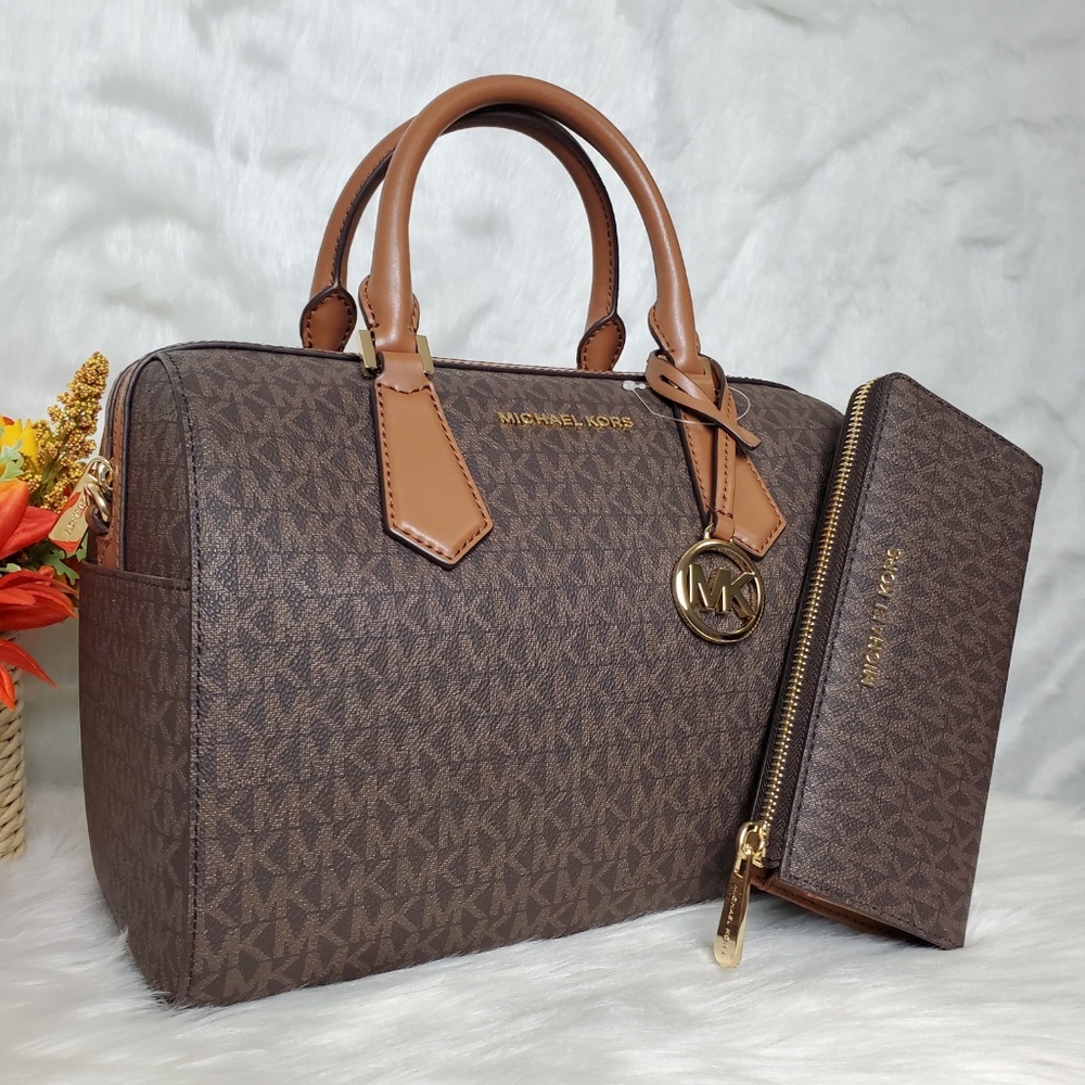 🔥SALE🔥 Michael Kors Hayes Duffle and Wallet Set - Picture 4 of 7